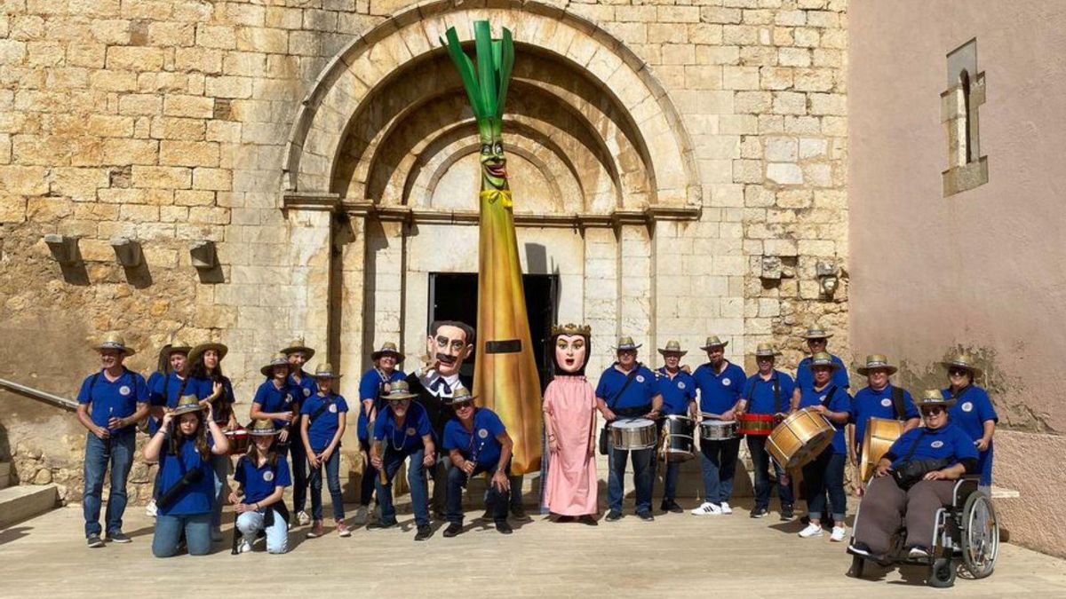 El gegant de Vila-sacra, inspirat en un calçot, un producte típic del poble.