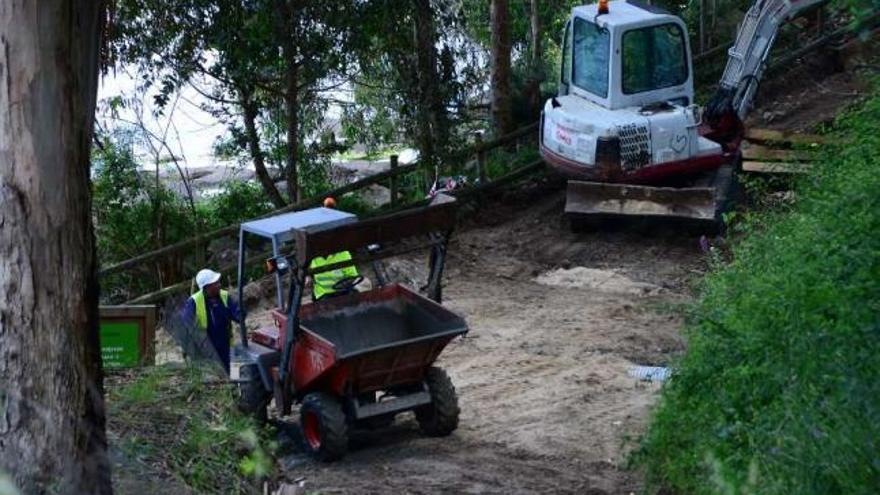 Operarios de la empresa Tragsa realizan trabajos en el acceso a la playa de A Borna.  // G.N.