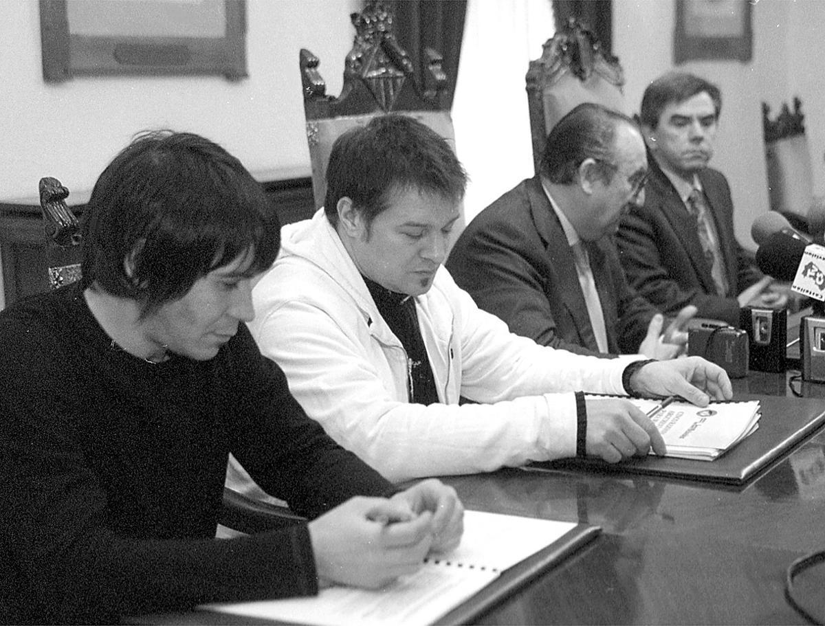 Los hermanos Morán en una rueda de prensa de presentación del FIB, junto a Carlos Fabra.