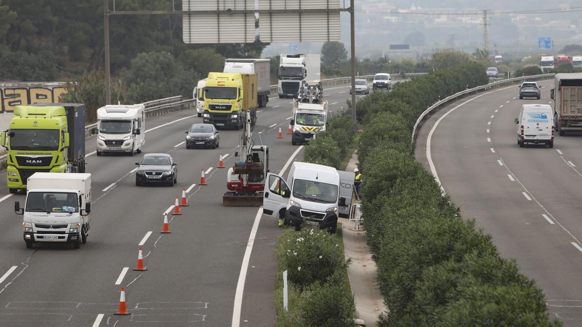 Lugar donde fueron atropellados mortalmente dos operarios que trabajaban en la autopista. DANIEL TORTAJADA