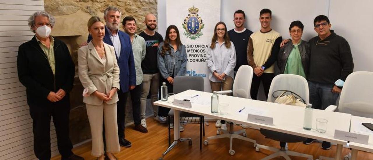 De izquierda a derecha, Javier de Toro, Dolores Estrada y Luciano Vidán, con el resto de participantes  en la presentación del proyecto, en la sede del Colegio de Médicos de A Coruña.  | // VÍCTOR ECHAVE