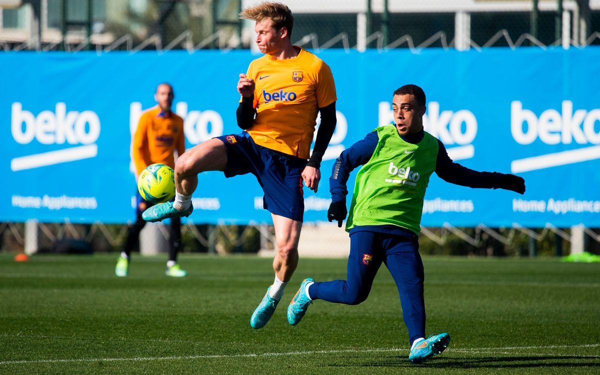 Frenkie de Jong controla un balón ante Dest, en el entrenamiento previo al derbi con el Espanyol.