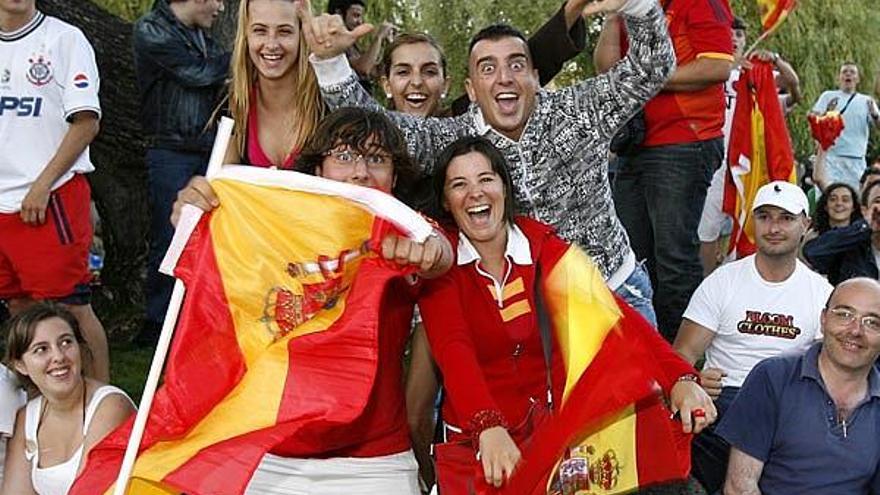 Un grupo de aficionados festeja el triunfo de España en la Praza da Estrela.