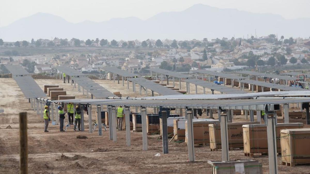 Construcción de una planta solar en el municipio murciano de Mazarrón.