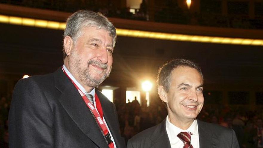 El presidente del Gobierno, José Luis Rodríguez Zapatero (d), saluda la secretario general de CCOO, José María Fidalgo (i), durante la inauguración hoy del 9  Congreso Confederal de CCOO, en el Palacio Municipal de Congresos (IFEMA) de Madrid.