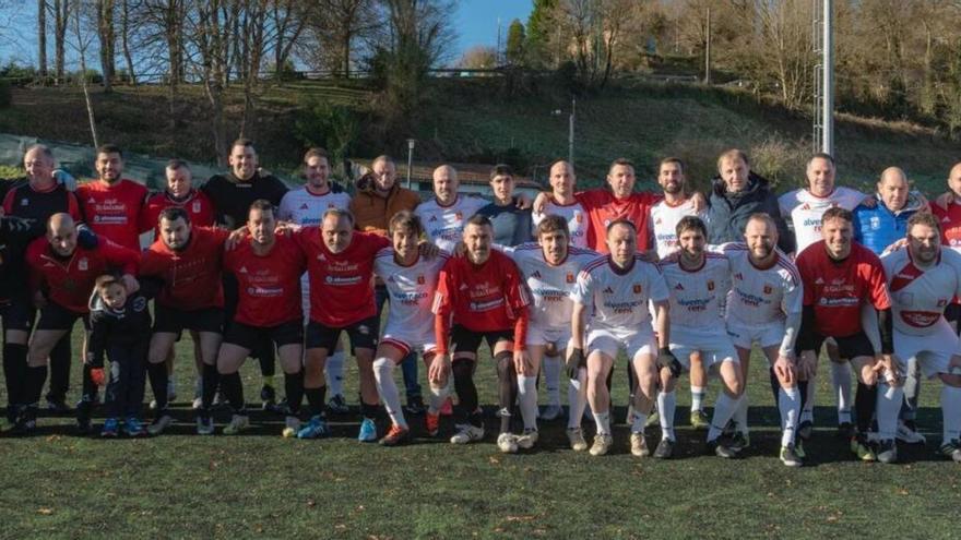 Los jugadores del Tineo del ascenso de 2015 y el equipo de veteranos, en el encuentro celebrado en Navidades.