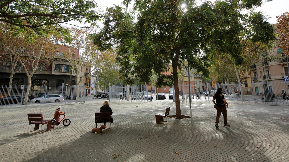 La plaza Mercè Sala del Poblenou, con su valla de la discordia