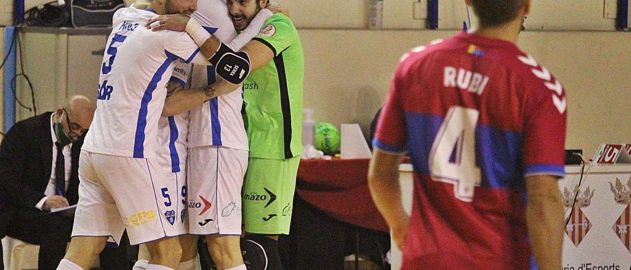 Los jugadores del Alzira FS celebran, abrazados, el tanto que culminaba la remontada. | RAÜL AMAT