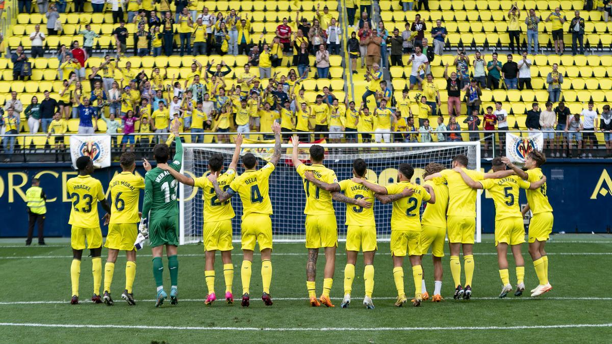 El Villarreal B celebrando la permanencia en LaLiga SmartBank.