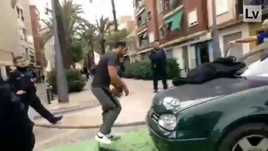 Destrozan su coche tras ser multados por la policía local en València