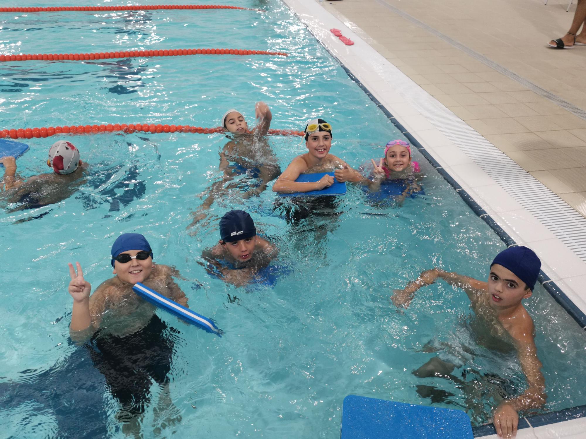 Inicio de los cursos de natación en la piscina de As Lagoas, en Bueu