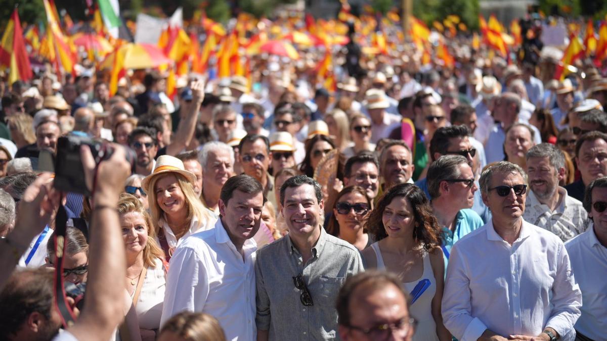 Juanma Moreno, junto a Isabel Díaz Ayuso y Alberto Núñez Feijóo, este domingo en Madrid en la concentración 'Mafia o democracia'.