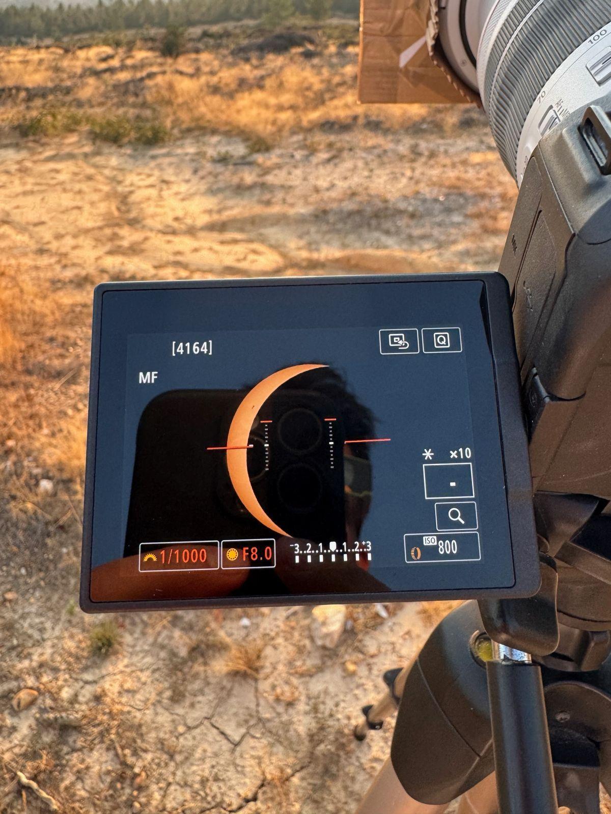 Detalle de la cámara del fotógrafo con la imagen del eclipse.