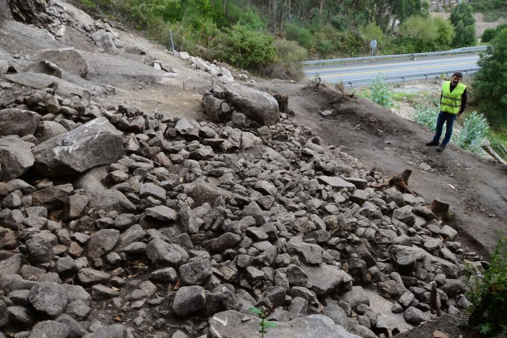 Las obras del Corredor destapan una escultura antropomorfa en Domaio