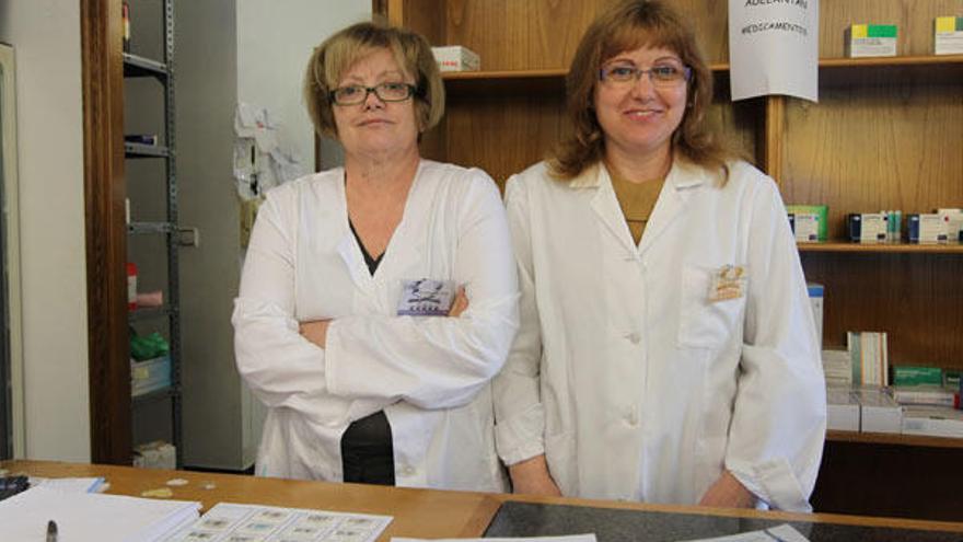 Celsa Cortiñas (izquierda), con la auxiliar de farmacia Mº del Carmen, número dos del PSOE en Baltar