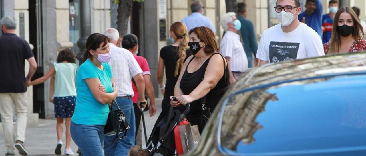 Tres personas con mascarilla en las calles de Ourense. |   // I.O.