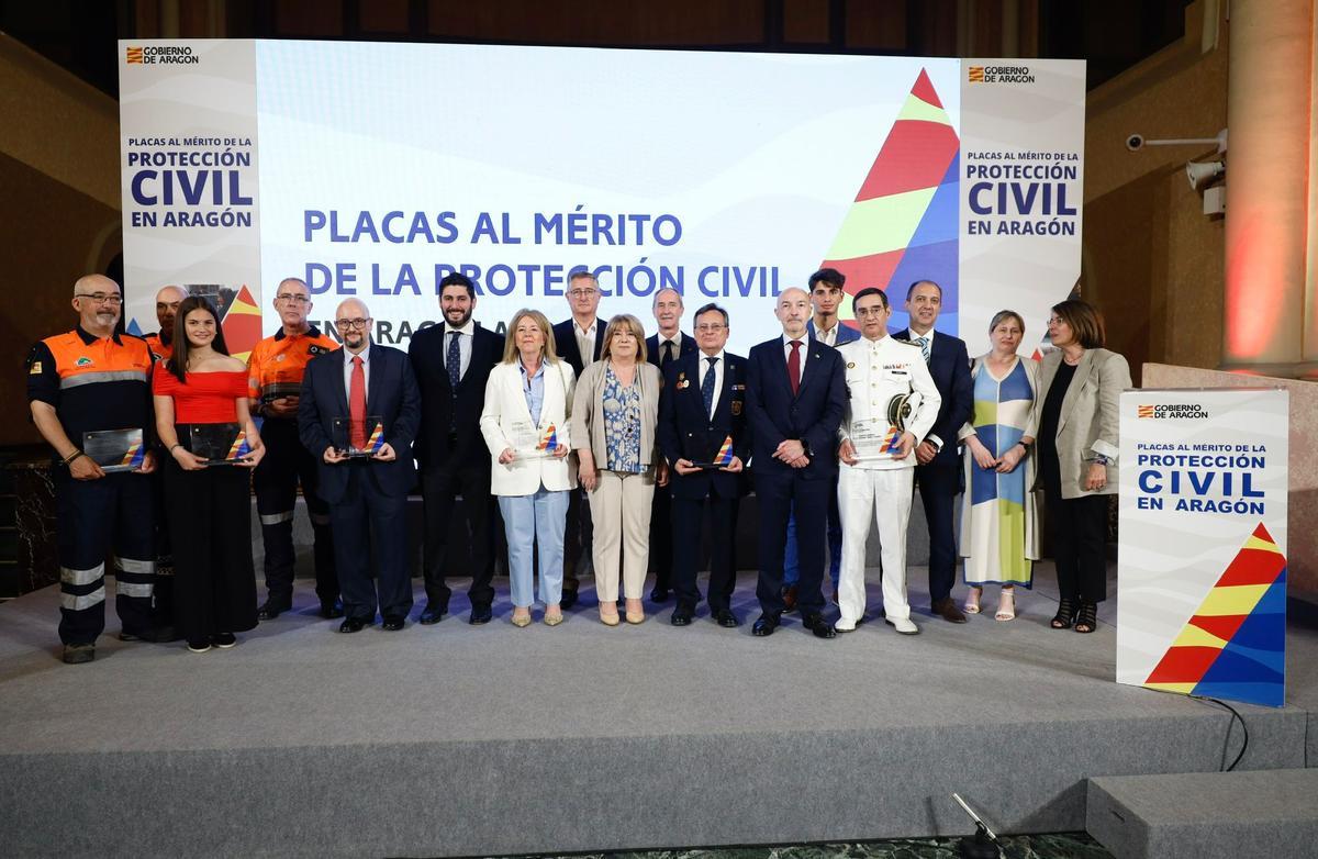 Los premiados, este miércoles, tras recoger la placa al Mérito de la Protección Civil en el edificio Pignatelli junto a varios consejeros del Gobierno de Aragón como Tomasa Hernández, José Luis Bancalero, Manuel Blasco o Alejandro Nolasco.