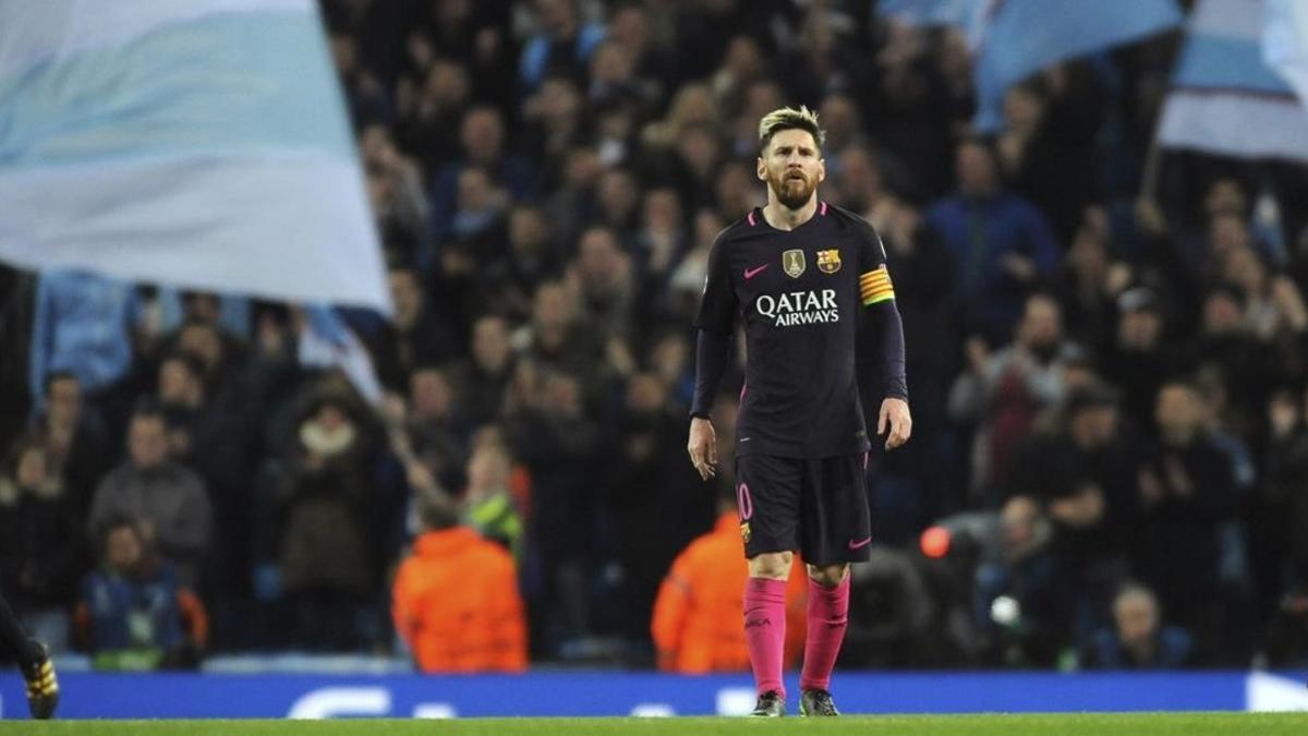 Messi en el estadio del Etihad lamentando un gol del City.