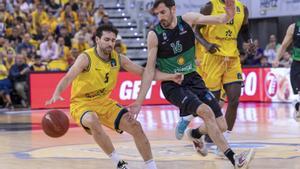 Ferran Bassas controla el balón en presencia del verdinegro Guillem Vives en el partido del Gran Canaria Arena