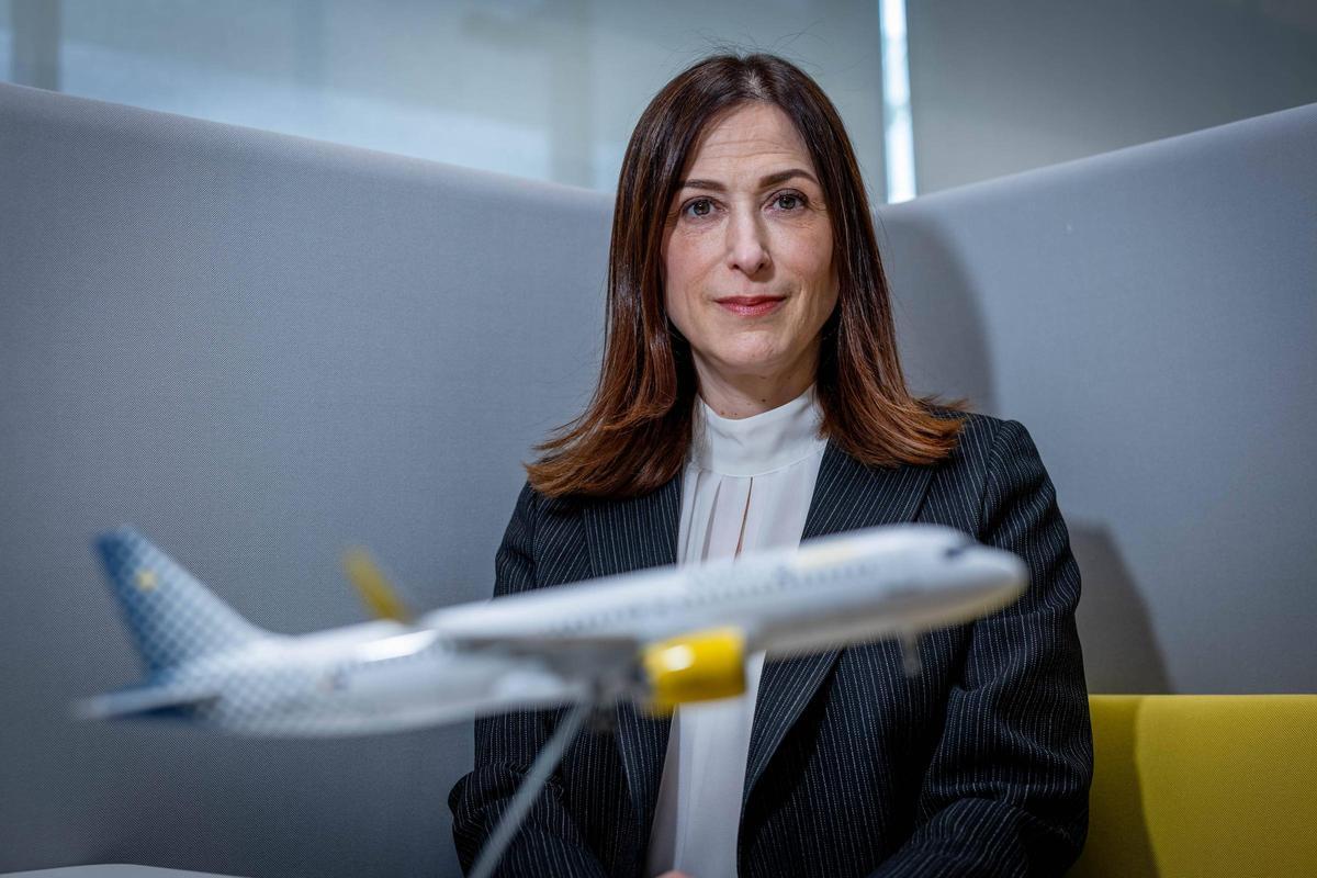 La presidenta y consejera delegada de Vueling, Carolina Martinoli, junto a la maqueta de un avión en la sede de la aerolínea en Viladecans.