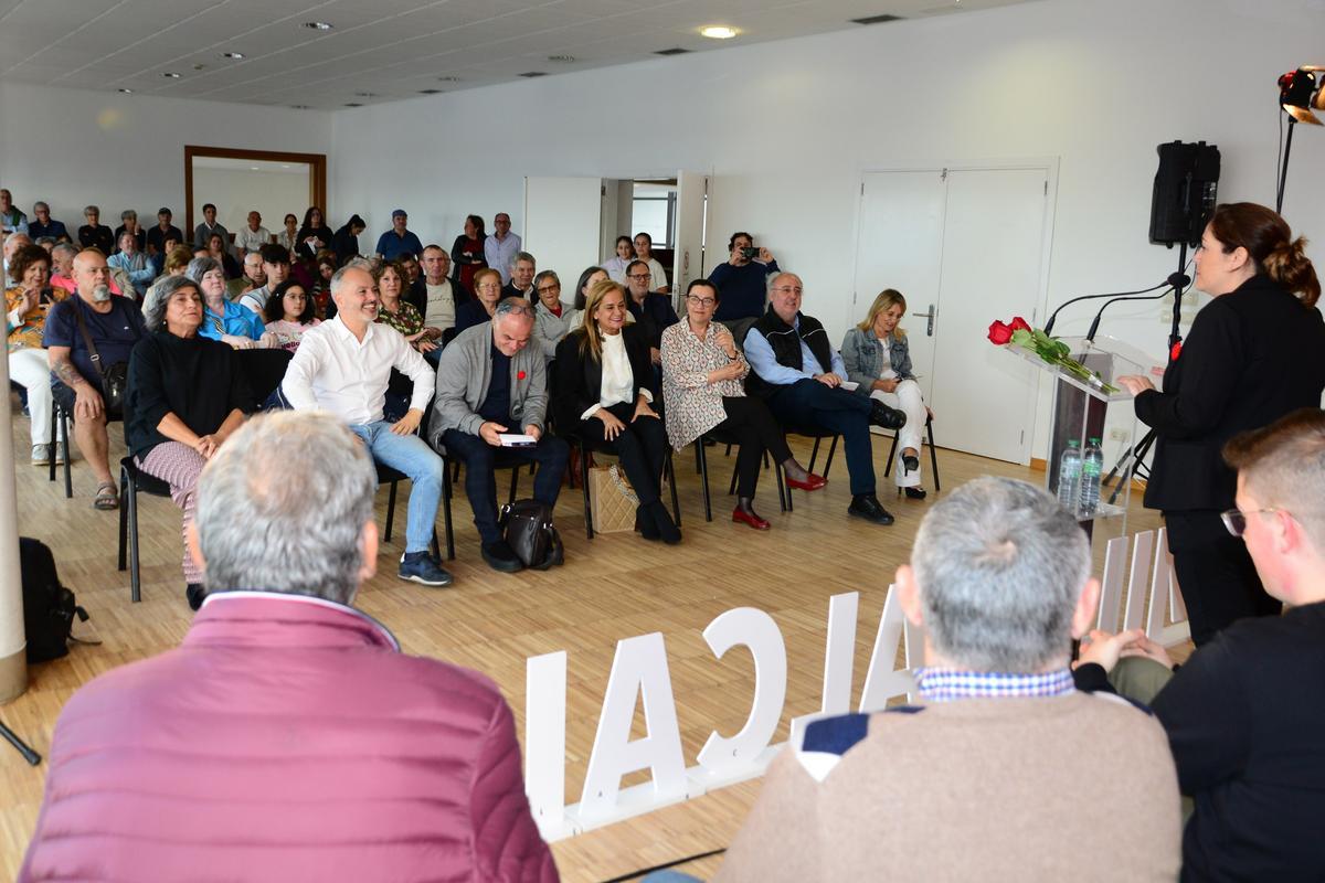 Un momento de la presentación de la candidatura del PSOE de Bueu, ayer en el Centro Social do Mar.