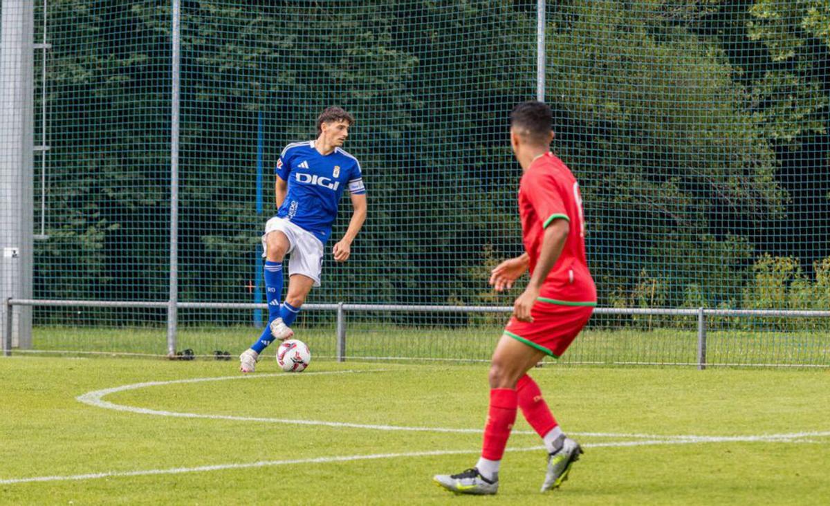Luengo controla el balón, ayer en el primer amistoso de pretemporada del Oviedo. | David Cabo