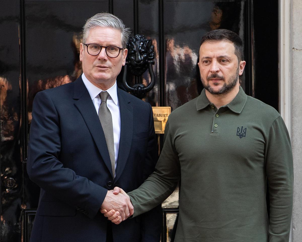 El primer ministro británico, Keir Starmer, y el presidente de Ucrania, Volodímir Zelenski, este viernes frente al 10 de Downing Street.