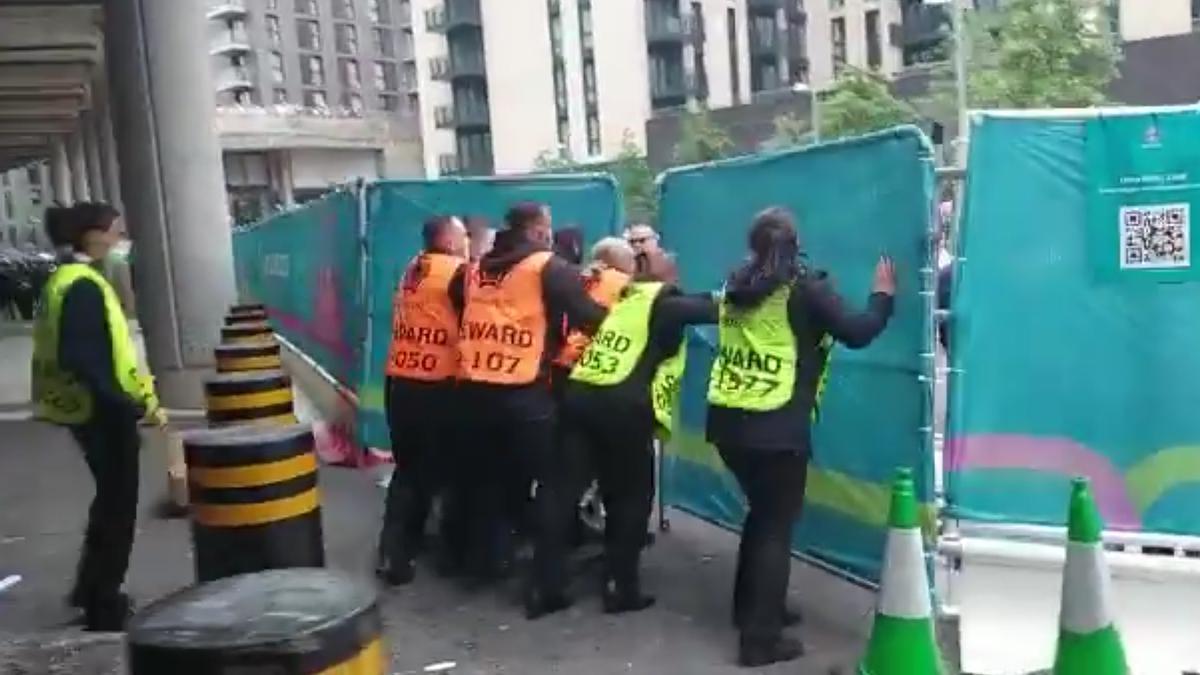 Lamentable: Las vergonzosas imágenes de los aficionados forzando las vallas de seguridad de Wembley