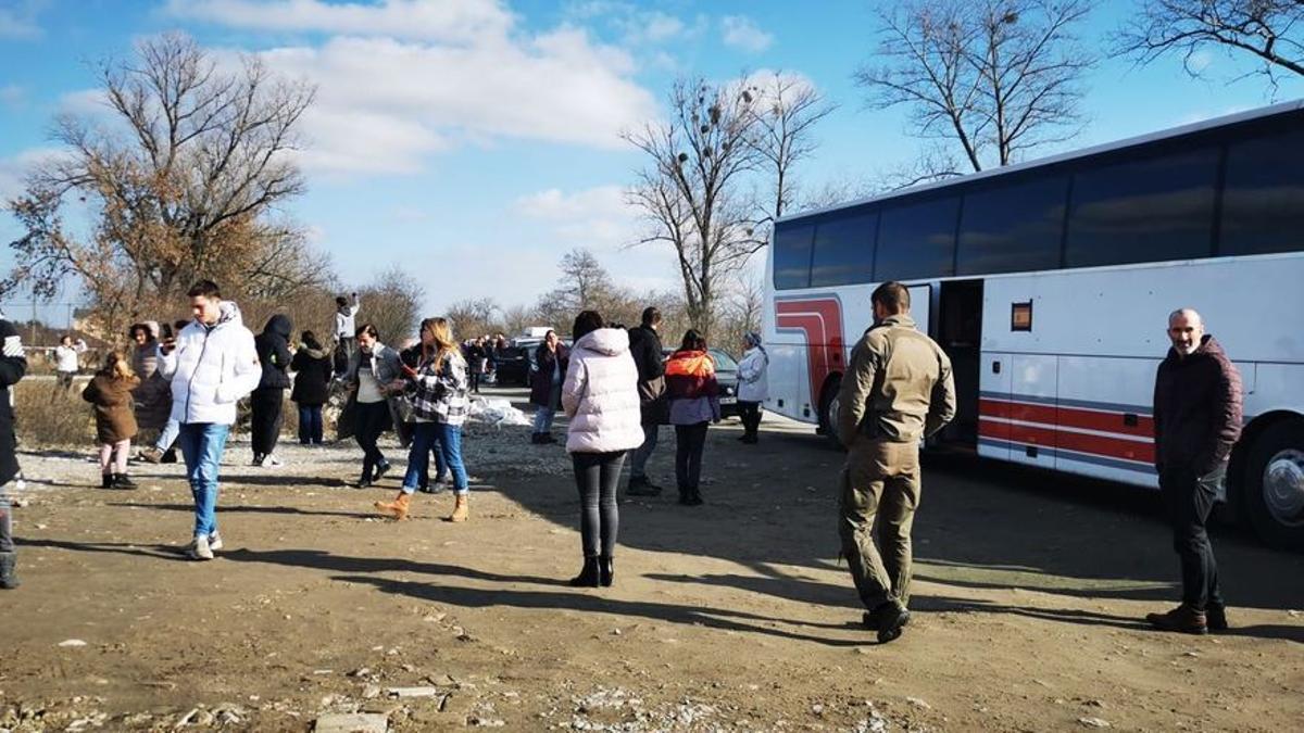 Parte de los españoles evacuados en uno de los autobuses de la Embajada Española en Ucrania.