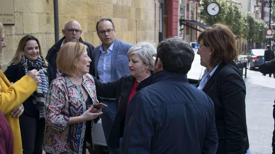 Pilar Varela y, a su lado, Carmen Balfagón saludan a directores y directoras generales de dependencia de otras comunidades autónomas.