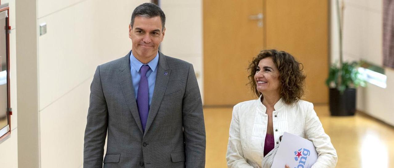 La ministra de Hacienda y Función Pública en funciones, María Jesús Montero, y el presidente del Gobierno en funciones, Pedro Sánchez.