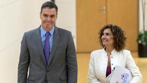 La ministra de Hacienda y Función Pública en funciones, María Jesús Montero, y el presidente del Gobierno en funciones, Pedro Sánchez.