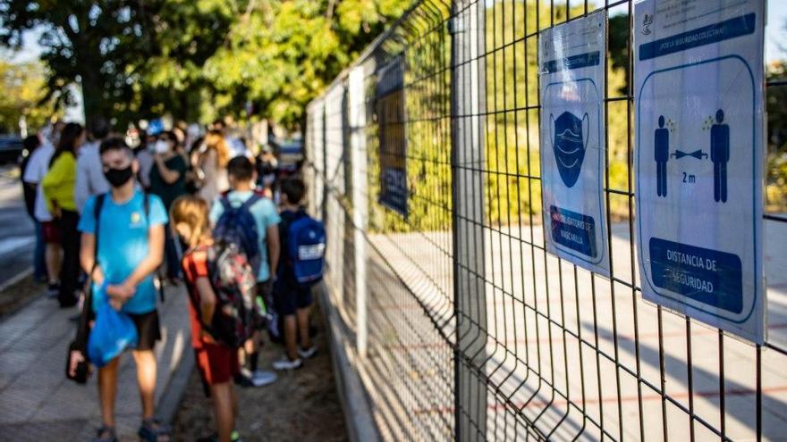 Alumnos a la salida de un colegio de Badajoz.