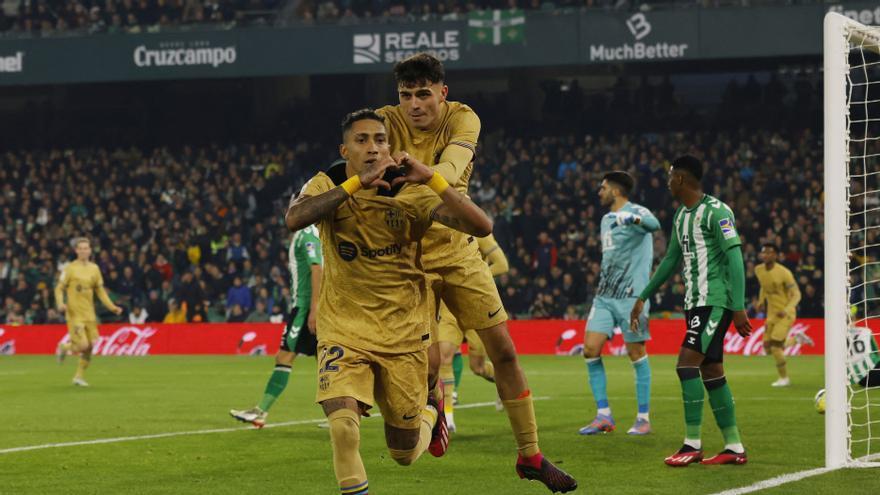 Raphinha celebra el primer gol ante el Betis.