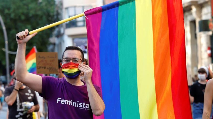 Manifestantes en la marcha del Orgullo 2020.