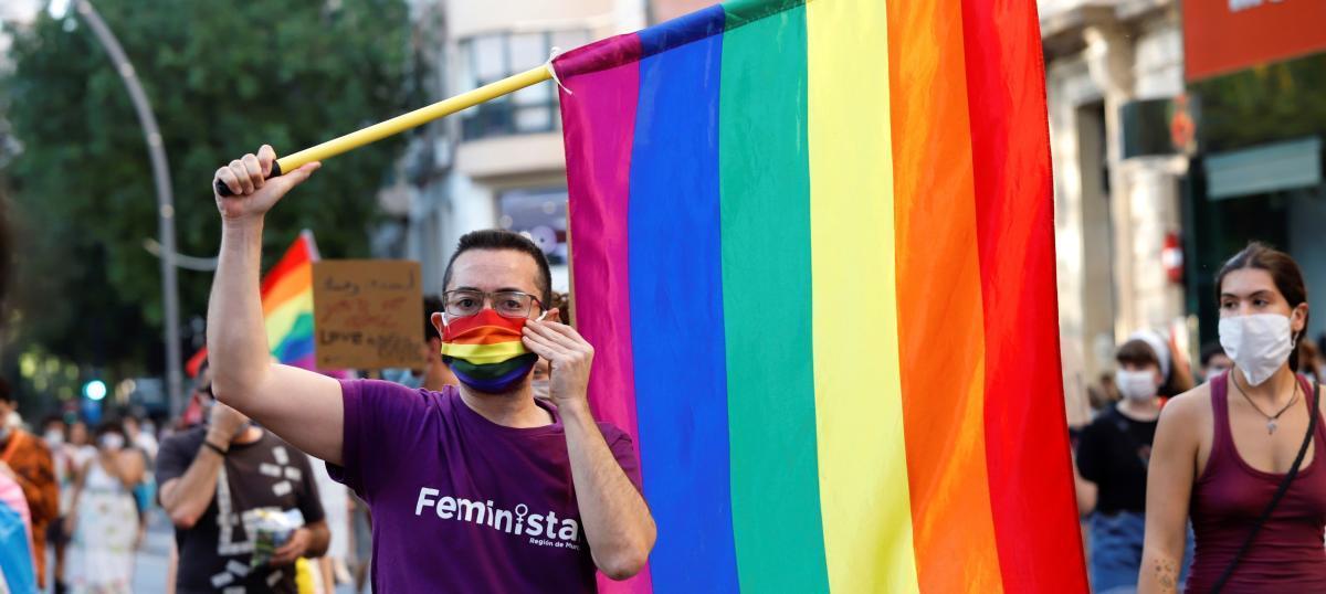 Manifestantes en la marcha del Orgullo 2020.