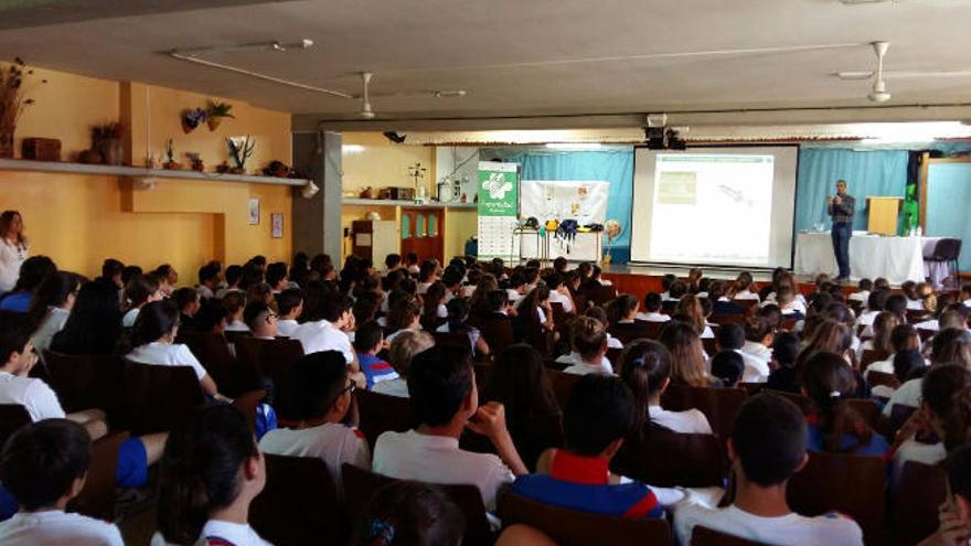 Alumnos del primer ciclo de secundaria escuchando una charla sobre Prevención de Riesgos Laborales.