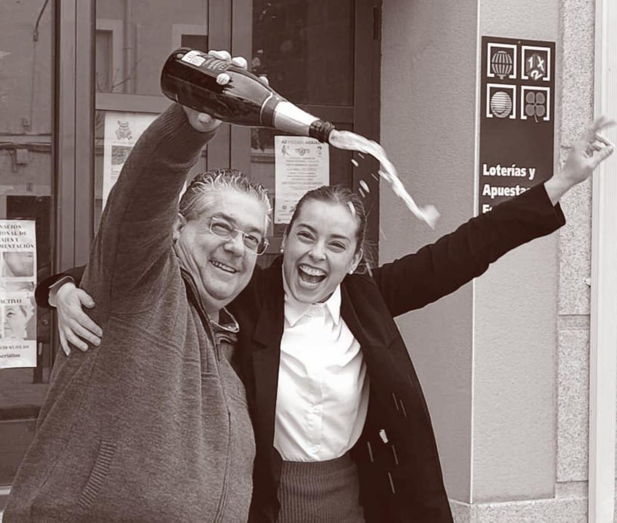 Antonio Jesús Masa, propietario de la administración El Tomate de Oro, celebra el quinto premio junto a su hija Laura.