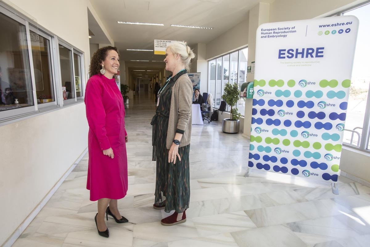 Kirsten Louise Tryde con la profesora Maribel Acién