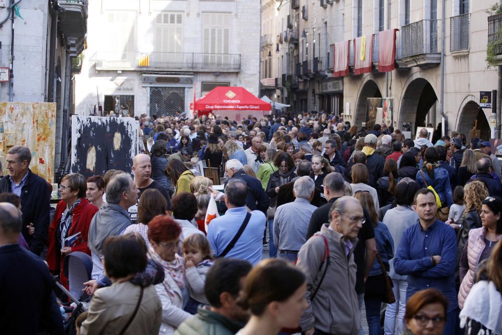 Milers de persones omplen Girona per Tots Sants