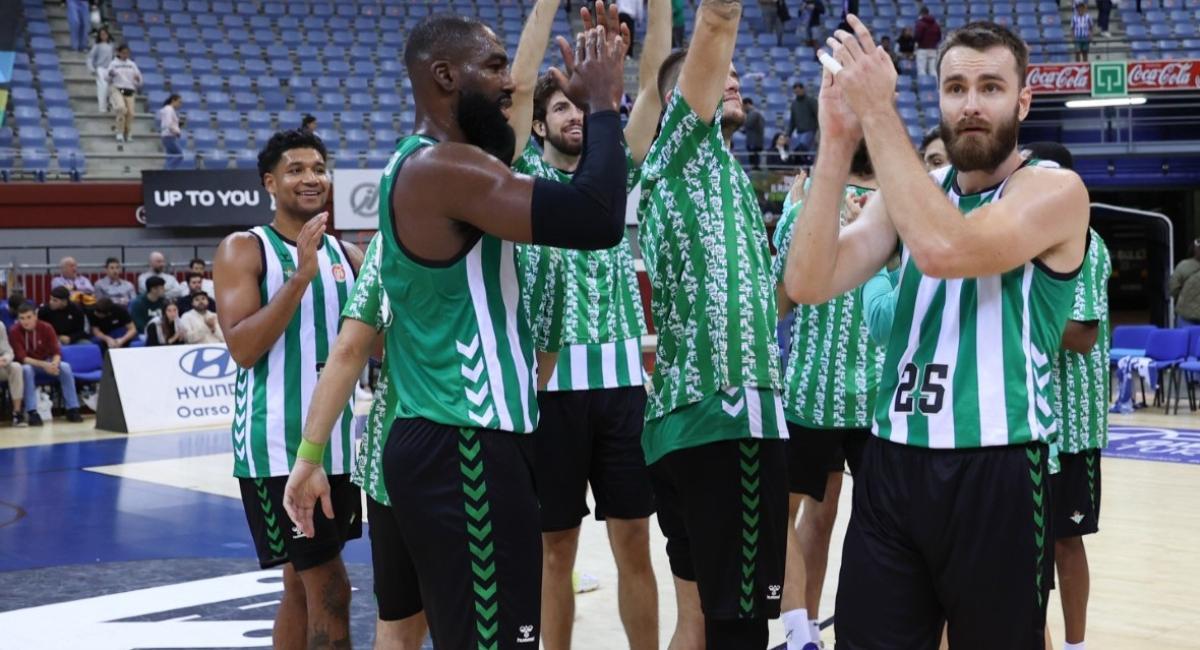 The Vediblanca squad celebrates the first victory in San Sebastián