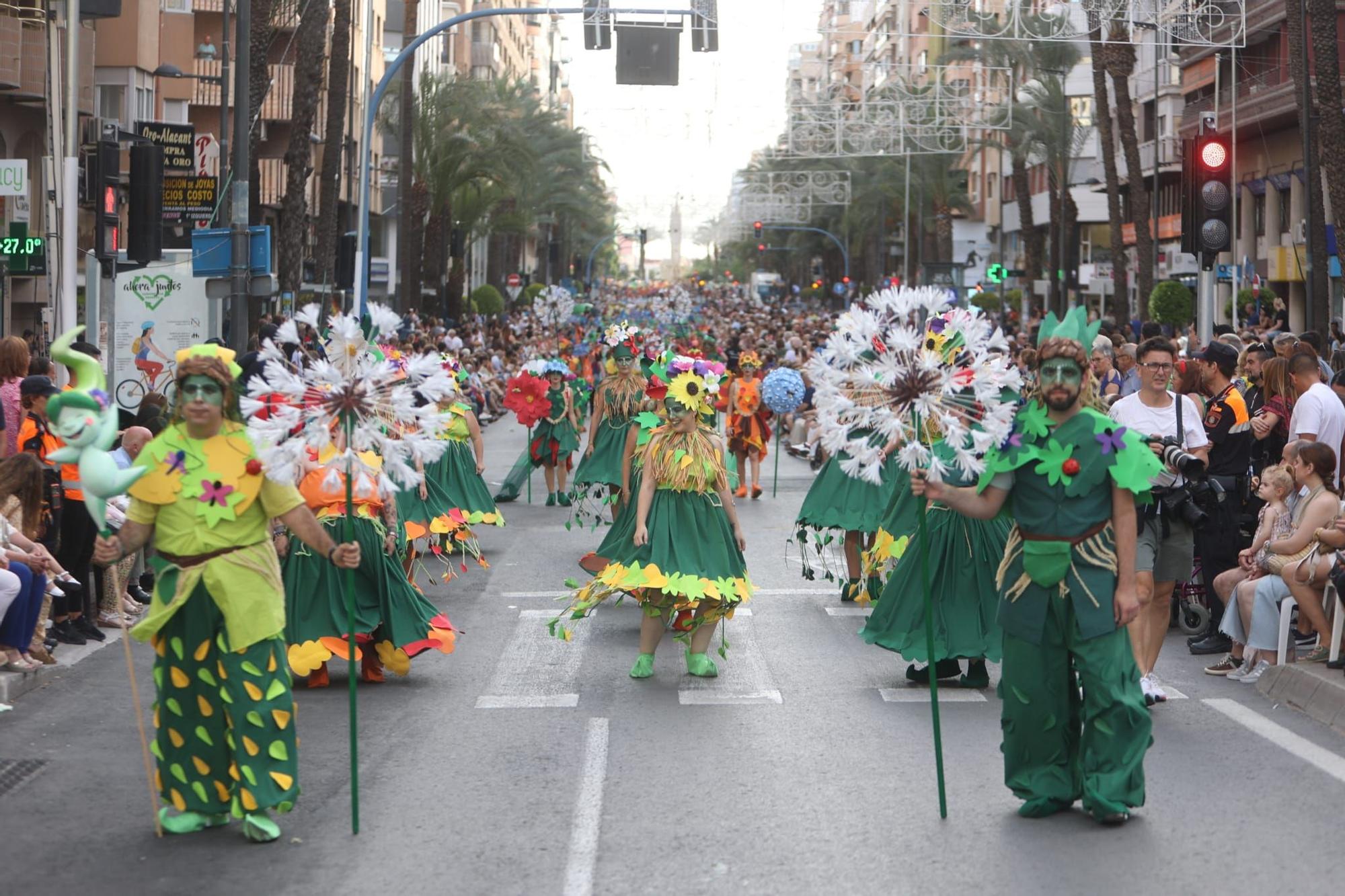 Las 89 hogueras y 20 barracas inundan las calles de Alicante con el tradicional desfile del Ninot