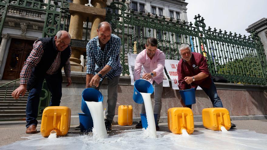 Los ganaderos derraman 80 litros de leche ante la Junta