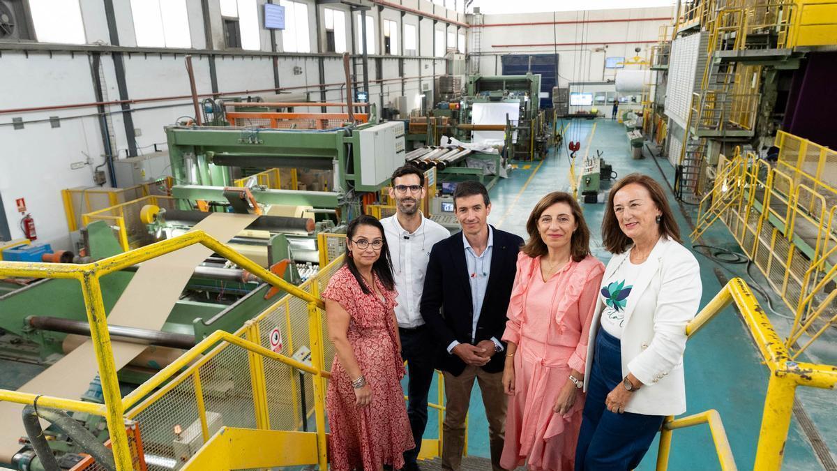 La conselleira Ángeles Vázquez, con responsables de la empresa en la papelera