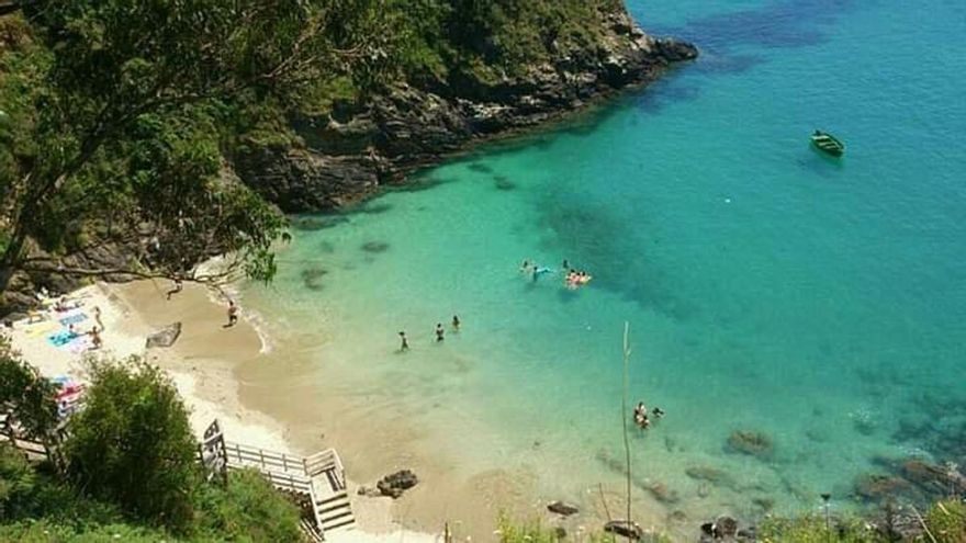 &quot;Parece Ibiza, pero es Galicia&quot;: esta pequeña cala a pies de un acantilado está a 1 hora de A Coruña