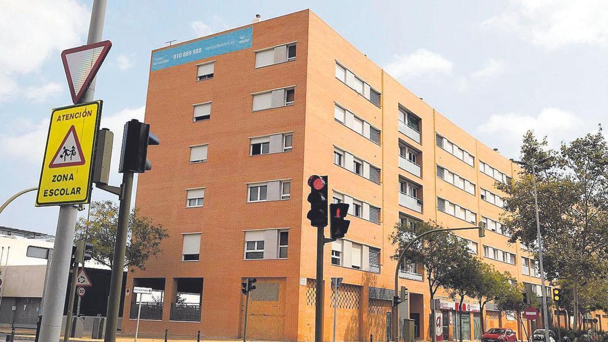 Un anuncio de alquiler de viviendas en un bloque de pisos del Raval Universitari de Castelló.