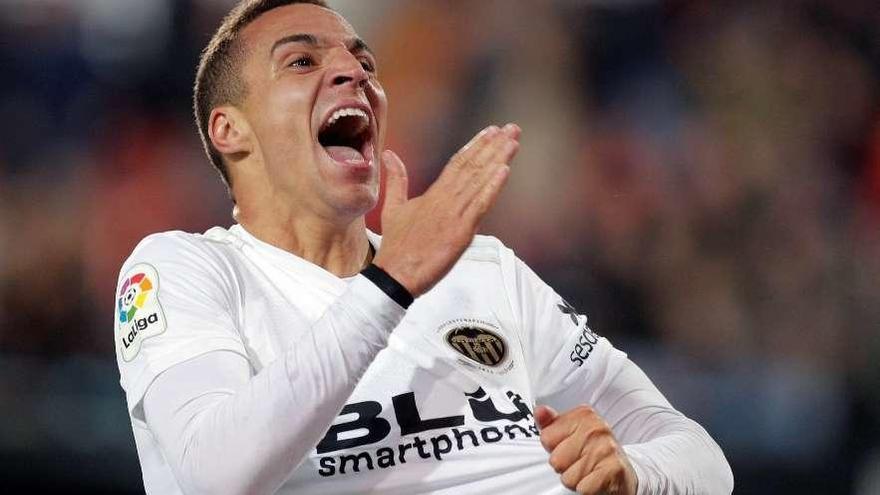 Rodrigo se señala el escudo para celebrar uno de los tres goles que marcó ayer al Getafe.