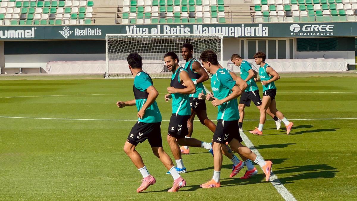 Ricardo Rodríguez en un entrenamiento del Betis en la CD Luis del Sol