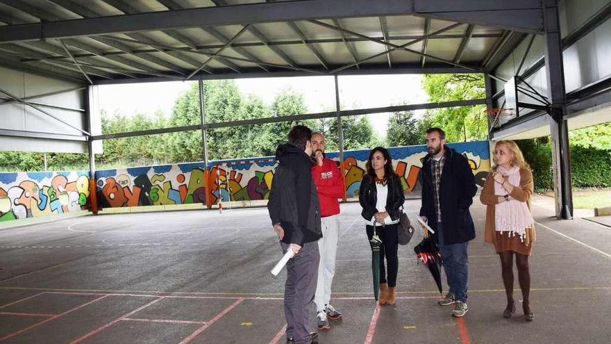 El aparejador municipal, Juan Freije; el secretario del colegio, Javier Hernández, los ediles Susana García y Alberto Pajares y la directora del centro, Beatriz Suárez.