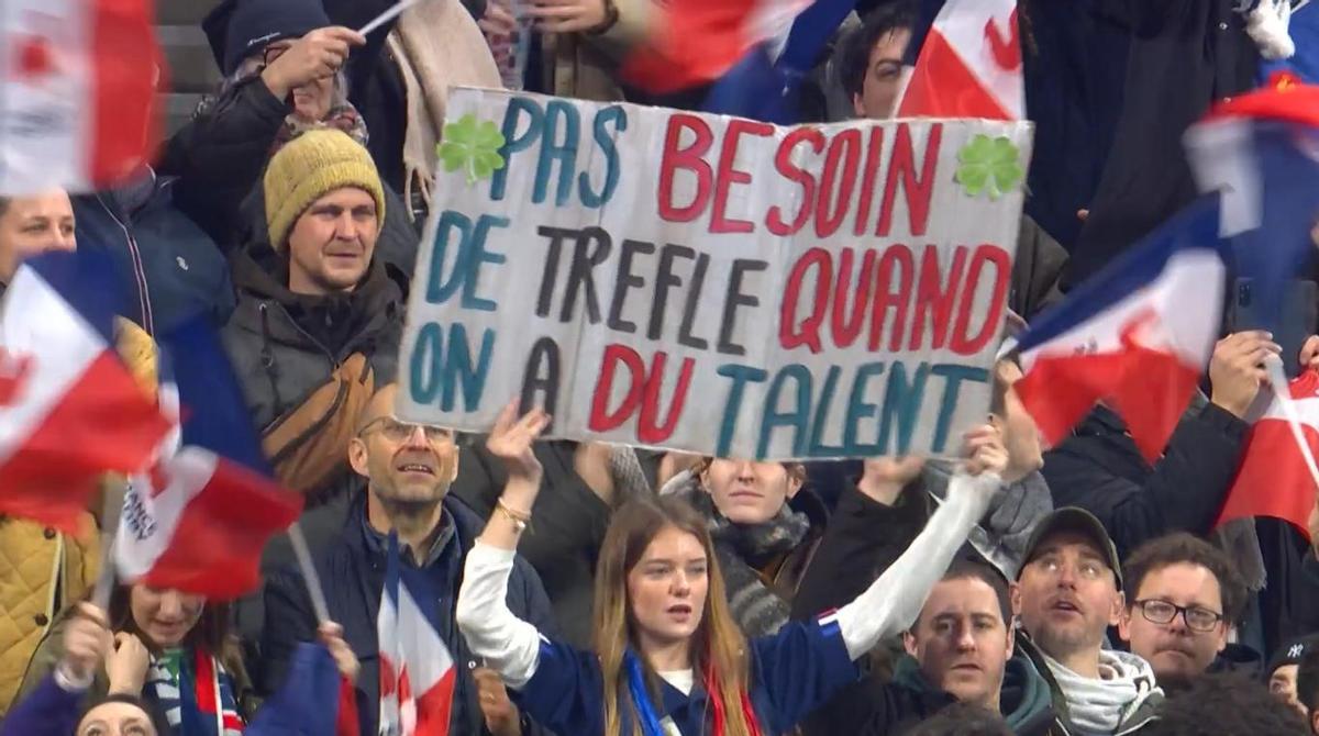 Pancarta en el Stade de France de París en el partido de rugby entre Francia e Irlanda